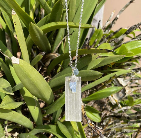 Selenite and Blue Kyanite pendant🤍